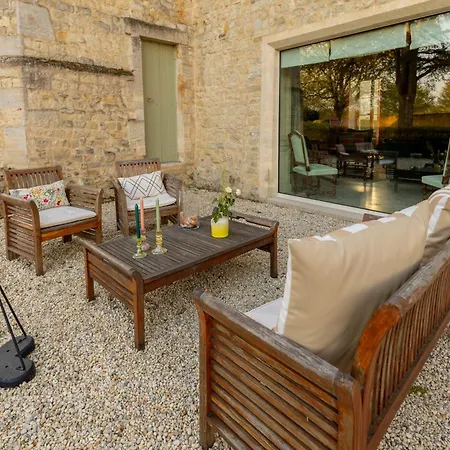 Chateau De Monceaux 5mn De Proche Holiday home